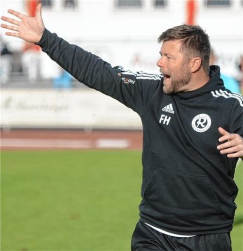 Nach den ersten drei Spielen der Frühjahrsrunde steht 1860 Rosenheim ohne Sieg da. Gegen Burghausen ist das Team von Florian Heller Außenseiter.Foto Ziegler