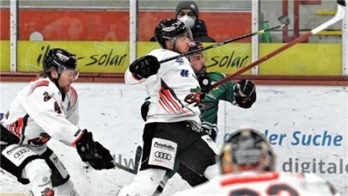 Nach diesem Check von Hamburgs Suchomer musste Brad Snetsinger verletzt vom Eis.Foto Hans-Jürgen Ziegler