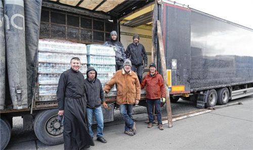 Nach erfolgreicher Verladung der Hilfsgüter: Die Spenden des Helferkreises der Diözese Ternopil sind jetzt auf dem Weg ins Landesinnere der Ukraine (oben die beiden Lkw-Fahrer Matthias und Andreas; davor (von links) Roman, Oleg, Harald, Klaus).Foto Ludwig
