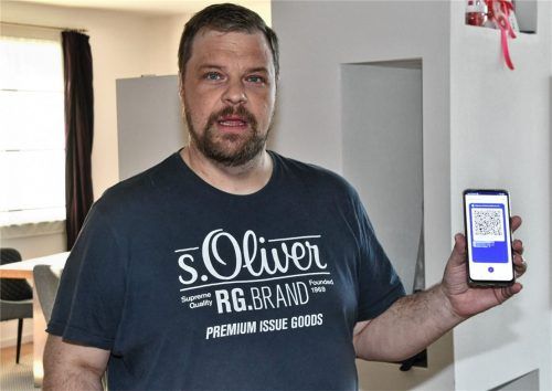 Nach schwerer Corona-Erkrankung ist Hans M. auf dem Weg der Besserung – wobei sein Handy bereits den Status „genesen“ anzeigt.Foto Schlecker