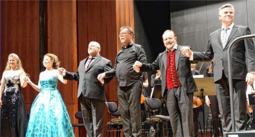 Nahmen den Applaus entgegen: (von links) Sieglinde Zehetbauer, Kayo Hashimoto, George Vincent Humphrey, Dirigent Georg Hermansdorfer, Kammersänger Oskar Hillebrandt und Michael Doumas. Foto Füchtner