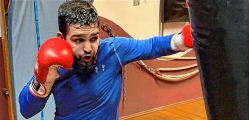 Nasrat Haidari, hier am Boxsack mit exakter Führungshand, ist einer der Teilnehmer vom Ausrichter DJK Bavaria.