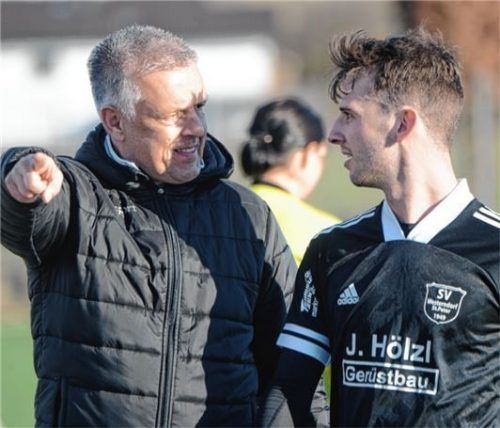 Neu beim SV Westerndorf: Trainer Franz Pritzl (links), hier bei Anweisungen für Marinus Jackl.Foto Franz Ruprecht