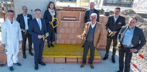 Nur strahlende Gesichter: Professor Dr. Martin Staudt (Chefarzt des Fachzentrums für Neuropädiatrie), Sven Schönfeld (Geschäftsführer der Schön Klinik), Landrat Otto Lederer, Tanja Forderer-Barlag (Leitung des Ronald McDonald-Hauses Vogtareuth), Bürgermeister Rudolf Leitmannstetter, Michael Heinritzi (Franchisenehmer McDonald‘s), Adrian Köstler (Vorsitzender der McDonald‘s Kinderhilfe Stiftung) und Bauunternehmer Franz Brummer (von links) hatten die Zeitkapsel gut gefüllt. Sie bleibt sichtbar, kann im Eingangsbereich des Hauses betrachtet werden. Foto re
