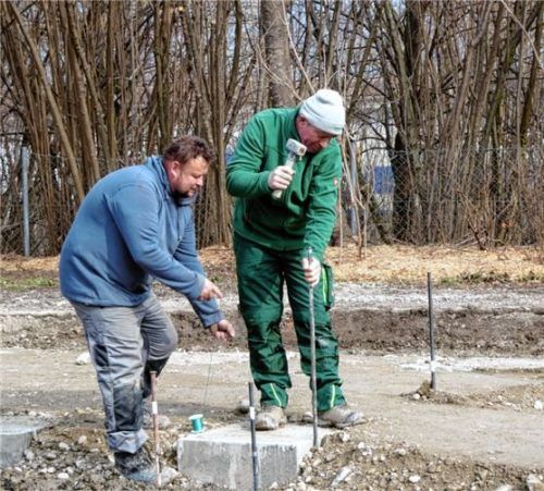 Nusnet Selmomaj (rechts) und sein Kollege Vladislav Kvapil markieren den Verlauf eines Weges.