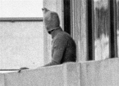 Offenbar vollkommen entspannt: einer der Terroristen des „Schwarzen September“ auf dem Balkon eines israelischen Mannschaftsquartiers. Foto dpa