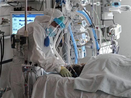 Ohne Impfung in noch gefährlicherer Lage: Patienten auf der Corona-Intensivstation des Romed-Klinikums. Foto Hadersbeck