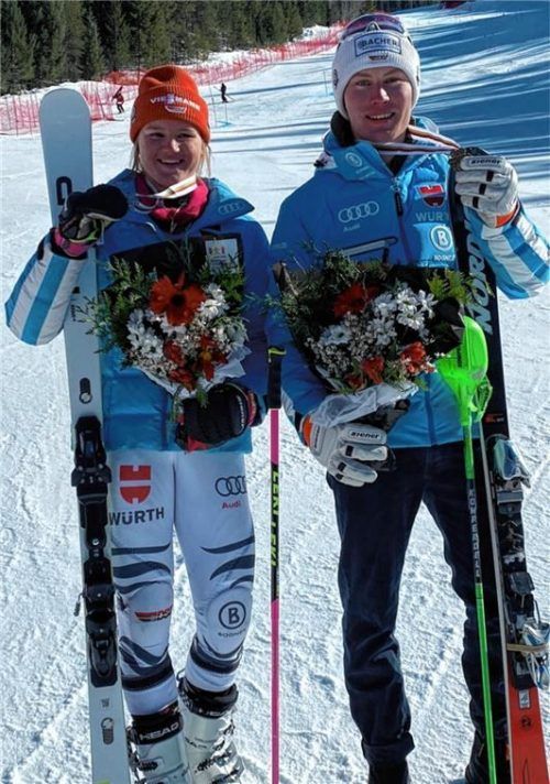 Olympia-Medaillengewinnerin Emma Aicher und Linus Witte präsentieren ihre Medaillen von der Junioren-Weltmeisterschaft. Foto privat
