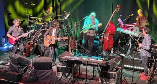 Pippo Pollina (Dritter von links) startete seine neue Tournee mit einem Auftritt in Rosenheim. Foto Pfurtscheller