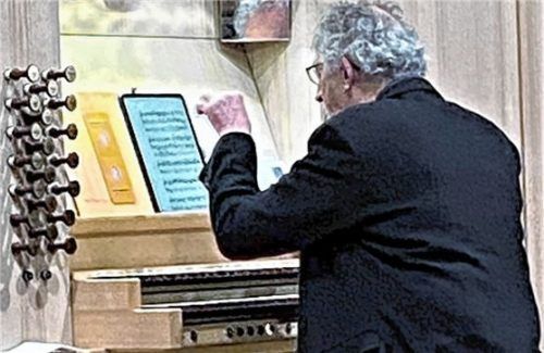 Professor Gerhard Gnann trumpfte auf der Orgel ordentlich auf.Foto Janka