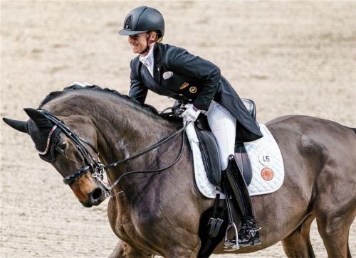 Riesenfreude bei Jessica von Bredow-Werndl aus Aubenhausen: Auf TSF Dalera BB siegte sie in `s-Hertogenbosch mit überragenden 90,555 Prozent. Foto  Axel Heimken/dpa