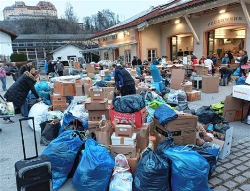 Riesige Mengen an Spenden bei der Hilfsaktion der Gemeinde Neubeuern.Foto Ruprecht