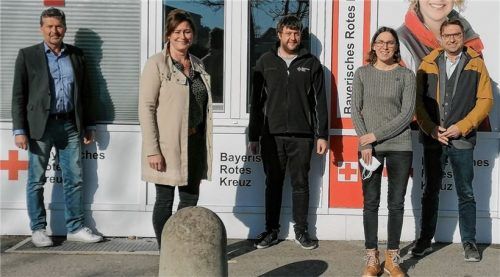 Robert Kießling (von links), Leiter BRK Miesbach, Kathrin Schaffer, Berufsberaterin bei der Arbeitsagentur Rosenheim, Simon Horst, Ausbildungsleiter BRK Miesbach, Auszubildende Lisa Sebrich, Franz Hagenauer, Leiter der Berufsberatung der Arbeitsagentur.
