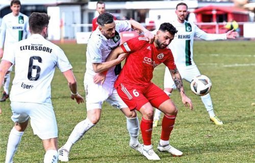 Rosenheims Linor Shabani (in Rot) wird in Eichstätt nicht im 1860-Kader sein. Der defensive Mittelfeldspieler muss wegen einer Gelb-Sperre passen. Foto Hans-Jürgen Ziegler