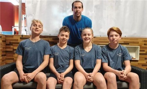 RSQV-Trainer Rudi Rohrmüller (oben) mit seinen Schützlingen Simon Wanderl, Stefan Wanderl, Hanna Kumberger und Marcel Anders (von links)Foto re