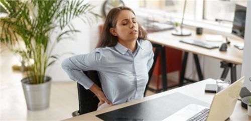 Rückenschmerzen treffen keinesfalls immer nur ältere Menschen. Vor allem langes Sitzen schadet auch jüngeren Personen.