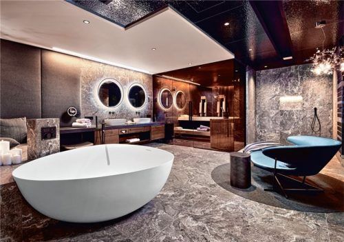 Saunieren, in der freistehenden Wanne mit Regenbrause baden oder sich auf Infrarotliegen wärmen – in den Luxus-Suiten ist alles möglich. Foto Jagdhof, huber-fotografie.at