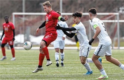 SBC-Kapitän Maximilian Probst sichert den Ball vor Adrian Sulejman und Emin Salispahic (von links).Foto Hans Weitz