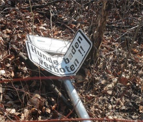Schilder sollen die Besucher auf das Naturschutzgebiet am Pioniersee aufmerksam machen. Unbekannte Täter haben die Hinweise mit Gewalt zerstört.Foto Steffenhagen