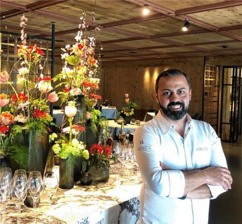 Sein Restaurant „ES:SENZ“ hat Edip Sigl selbst konzipiert und dafür gleich auf Anhieb zwei Sterne vom Guide Michelin bekommen. Was noch fehlt, ist die Plakette mit den beiden Sternen. Foto Geyer