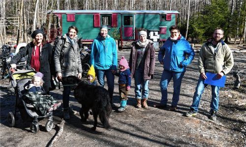 Die Eltern haben sich massiv für den Erhalt des Waldkindergartens im Keferwald eingesetzt: (von links) Ilona Schlieder, Marianne Struck, Angela Tombrink, Yasmin Sieber, Sabine Zarneckow und Bastian Krumpschmied. Foto Schlecker