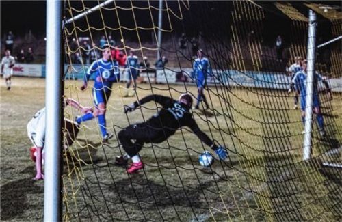 SG-Stürmer Felix Wieser scheitert hier aus kurzer Distanz an Endorfs Tormann Lukas Reininger.Foto Johannes Wimmer