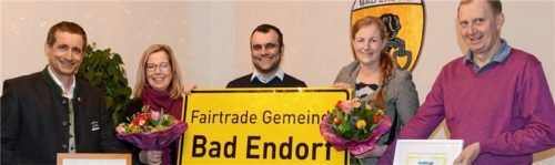 Sie sind stolz auf die Auszeichnung: (von links) Kurdirektor Peter Helfmeyer, Susanne Sedlbauer von der Fairtrade-Schule, Bürgermeister Alois Loferer, Sandra Mulzer, Eine- Welt-Promotorin Oberbayern Süd-Ost, und Gerhard Ehrl, Sprecher der Steuerungsgruppe. Foto Ammelburger