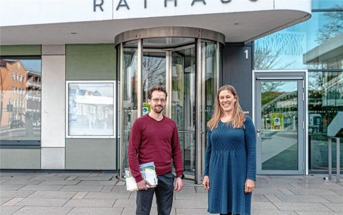 Sie stehen für den Klimaschutz und die Mobilität in Kolbermoor: Klimaschutz-Manager Martin Roith und Mobilitäts-Managerin Veronika Winkler. Foto Thomae