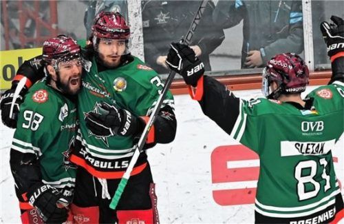 So wollen die Rosenheimer auch am Dienstag wieder jubeln: Max Vollayer (links) nach dem Tor von Marc Schmidpeter (Mitte). Rechts Kevin Slezak. Foto  Hans-Jürgen Ziegler