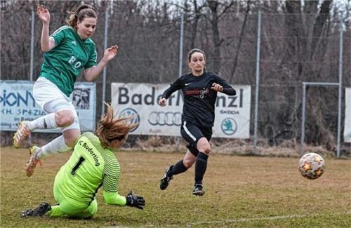 Sophia Goldbrunner erzielt den 1:1-Ausgleich: Nach einer Hereingabe ist sie schneller am Ball als die Rudertinger Torfrau Theresa Butscher.Foto Dirk Habermann