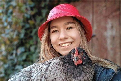 Sophie trainiert ihre Hühner fast jedes Wochenende, Streicheleinheiten kommen dabei nicht zu kurz. Foto Wembacher