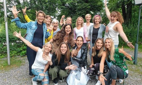 Sporteln für die Ukraine: die Trainerinnen des SV-DJK Kolbermoor. Initiatorin der Benefizaktion ist Moni Berngehrer (hinten, Dritte von rechts). Foto re