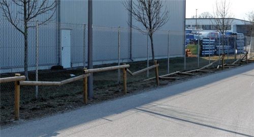 Statt des abermals beschädigten Zauns, könnte womöglich auch eine höhere Bepflanzung dafür sorgen, dass auf dem Grünstreifen nicht geparkt wird. Foto Riediger