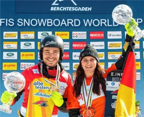 Stefan Baumeister und Ramona Hofmeister bekamen nach dem Saisonfinale ihre Trophäen überreicht. Foto Miha Matavz/FIS