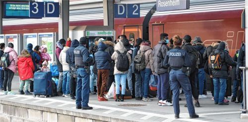 Täglich kommen Flüchtende aus der Ukraine in Rosenheim an. Viele Bürger in der Region wollen helfen und spenden Kleidung oder melden sich freiwillig als Unterstützung bei alltäglichen Erledigungen. Fotos DPA/Weinzierl (2)