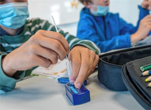 Testen, Masken, Abstand halten: Schülern setzte die Corona-Pandemie hart zu, meint der Leiter des Gymnasiums Bruckmühl und Landesvorsitzende der Direktoren der bayerischen Gymnasien, Walter Baier. Foto dpa