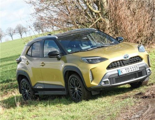Toyota Yaris Cross mit aufpreispflichtiger Zweifarblackierung in „Warm Gold metallic“. Foto AUM