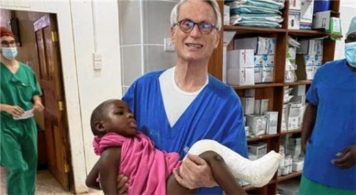 Trage? Wird überbewertet. Die Wege im Health Center in Ifunda mitten in Tansania sind kurz, Dr.Johannes Correll trägt die Kleine nach der Operation aus dem OP schnell hinüber ins Bett.