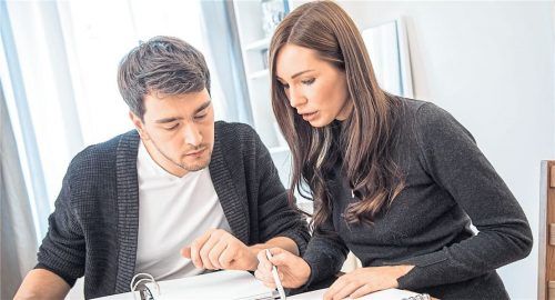 Über der Finanzierung einer Immobilie zu brüten, kann sich lohnen: Bei derzeit steigenden Zinsraten sind Angebotsvergleiche sinnvoll. Foto Christin Klose/dpa