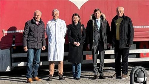 Über die Spendenbereitschaft freuen sich (von links) RC-Präsident Hans-Georg Schmidt, Dr. Markus Wöhr, Gentiana Krasniqi und Martin Unterberg von der Meditrade GmbH sowie Dr. Thomas Beck.Foto re