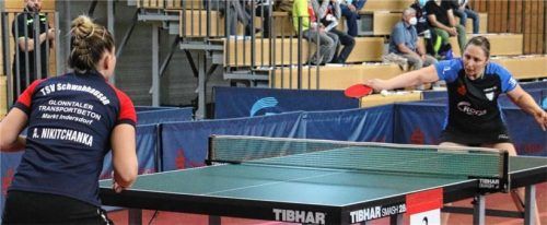 Über nicht weniger als eine Stunde duellierten sich die beiden Abwehrspielerinnen Svetlana Ganina und ihre Gegnerin Alina Nikitchanka.Foto Gerhard Erlich