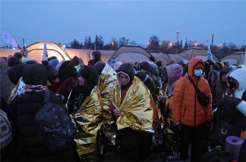 Ukrainische Flüchtlinge warten in einer Menschenmenge am polnischen Grenzübergang Medyka auf den Transport in ein sicheres Aufnahmeland. Foto dpa