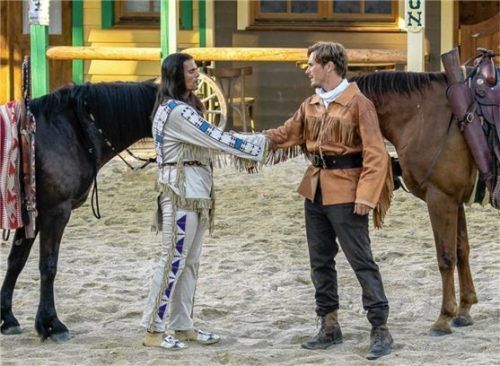 Um die Blutsbrüderschaft zwischen Winnetou und Old Shatterhand geht es in der actionreichen Show im Freizeitpark Pullman City.