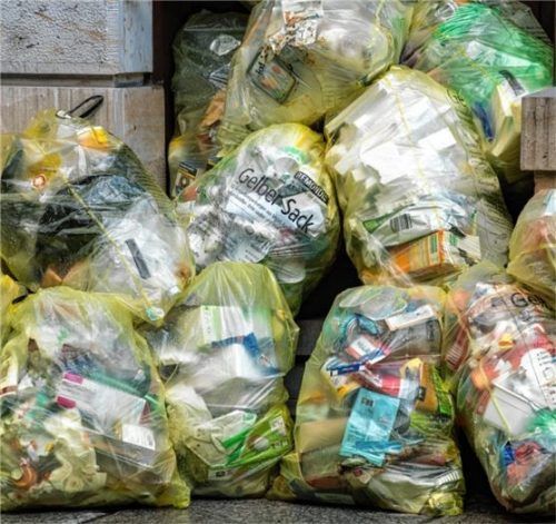 Um Leichtverpackungen zu entsorgen, könnten sich die Grünen im Landkreis Rosenheim beispielsweise die Einführung eines Gelben-Sack-Systems vorstellen. Foto dpa