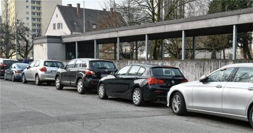 Um zu verhindern, dass sich der Parkdruck auf den Straßen durch eine Reduzierung des Stellplatzschlüssels erhöht, will die Verwaltung mögliche Änderungen genau prüfen. Foto Schlecker