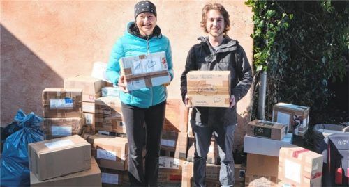 Vereinsvorsitzende Gabi Böning (links) und Peter Schiffmann haben fleißig gepackt. Foto re