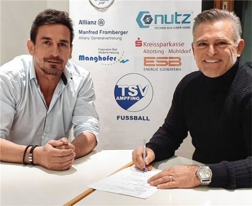 Verlängert: Trainer Rainer Elfinger (rechts) mit Ampfings Sportlichem Leiter Adrian Malec bei der Vertragsunterschrift. Foto TSV Ampfing