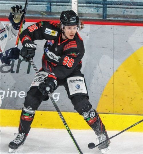 Victor Östling (Crocodiles Hamburg) spielte schon mit Riessersee gegen Rosenheim. Foto  Lobeca/Ralf Homburg