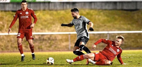 Viele Zweikämpfe, so wie hier zwischen dem eminent fleißigen Christoph Fenninger (am Boden) und Kevin Hingerl, prägten das Inn/Salzach-Duell.Foto Hans-Jürgen Ziegler