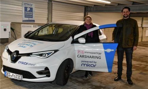 Viktoria Pertl und Claus Nägelein von „P & S Immopartner“ sind stolz auf ihr Carsharing-Angebot. Fotos Schlecker